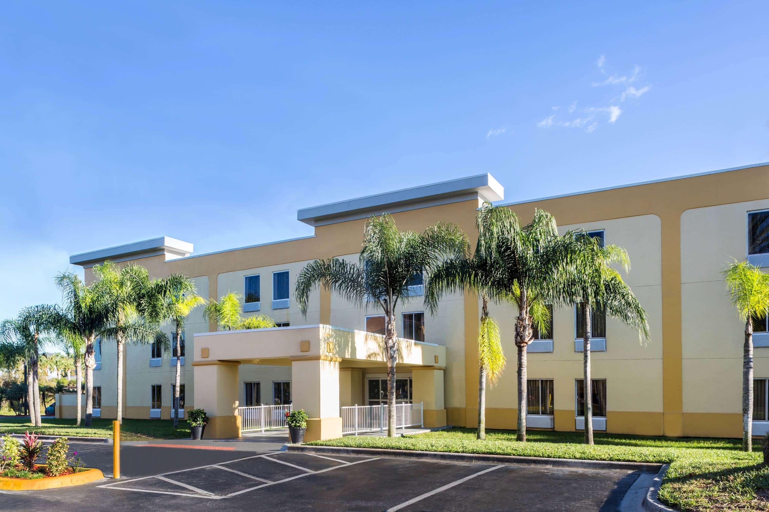 La Quinta By Wyndham Orlando Universal Area - Free Shuttle To Universal Hotel Exterior photo