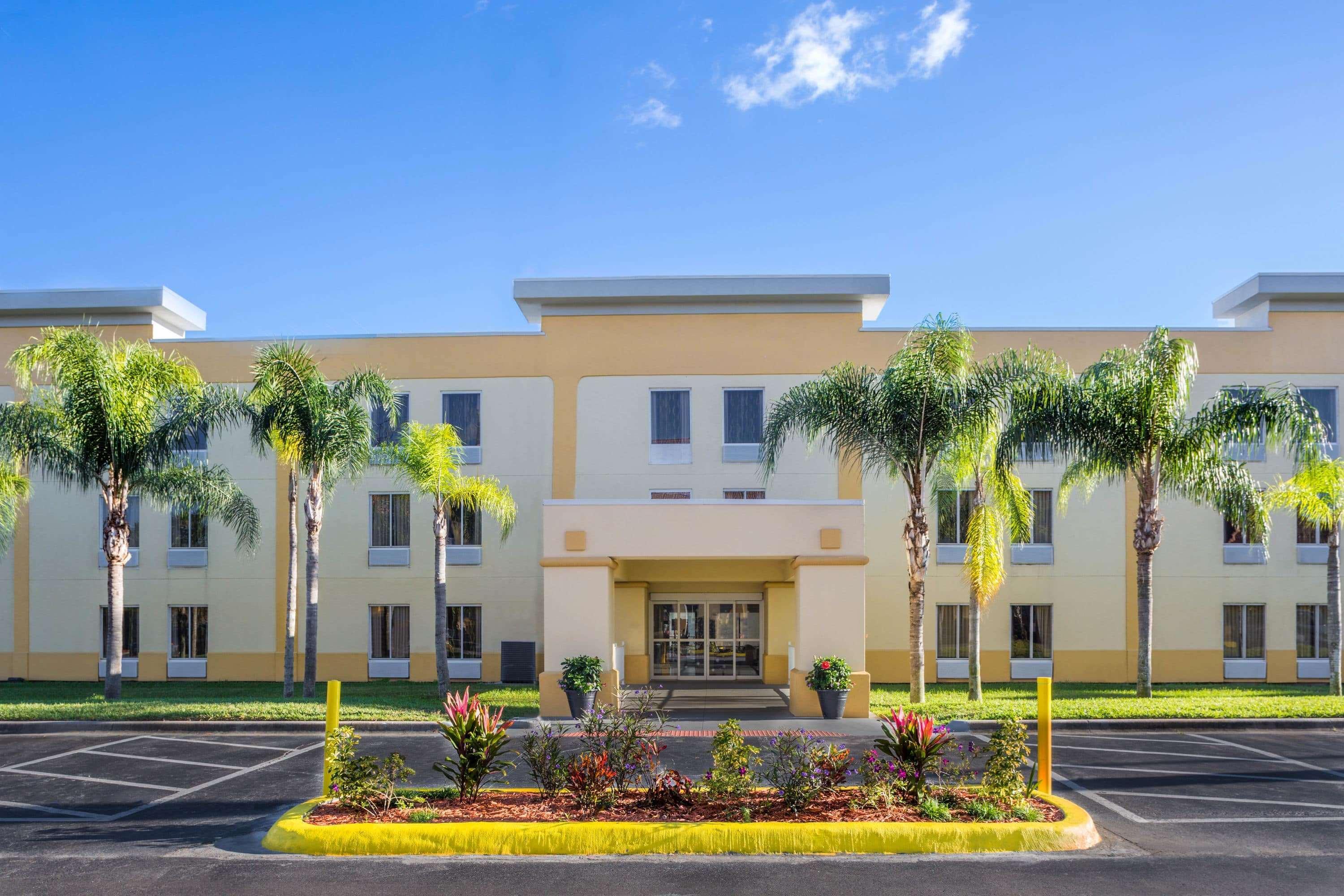 La Quinta By Wyndham Orlando Universal Area - Free Shuttle To Universal Hotel Exterior photo